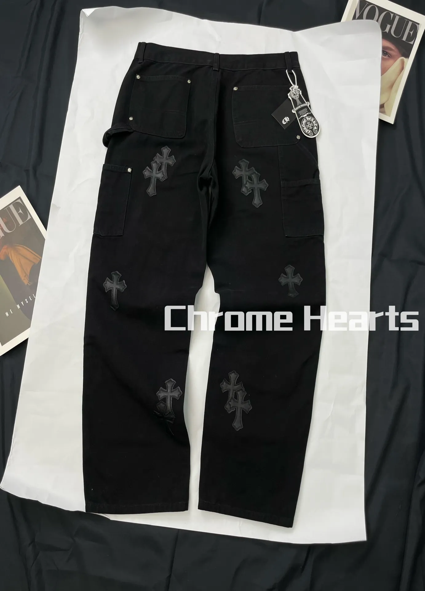 🅿️290 Correct version Item number: C02 Chrome Hearts CH double knee cross patch leather b01 version logging pants straight leg Sanskrit overalls, W level cabinet, patchwork cross pattern embellishment, high waist washed jeans! ! Absolutely high-end luxury products, 1.9W level god-level single products, super popular products, made with top heavy industry, a magic weapon that cannot be missed. About Zangyin, this is an extremely luxurious fashion brand, which can also be called the aristocrats of the high street. It has always been an exclusive brand for some hipsters or rich second generation. Compared with ordinary high streets, it is more luxurious and noble. Compared with luxury brands, it has a more fashionable personality and has always been a brand that I have a special liking for. Imported yarn is custom-woven into a high-density twill canvas, which ensures a crisp silhouette and a very delicate hand feel. It follows the B01 classic silhouette, with a crisp and stylish upper body. The ready-made garments are stone-milled and fermented, so they can be matched with any style. Buttons and zippers are made of authentic YKK retro metal products. Double-layer canvas on the front knees has perfect details. All hardware is customized.  Color #Black Size #S-XL S Waist 77 Hips 102 Length 102 Opening 20 M Waist 81 Hips 106 Length 104 Opening 21 L Waist 85 Hips 110 Length 106 Opening 21.5 xL Waist 90 Hips 114 Length 108 Opening 22